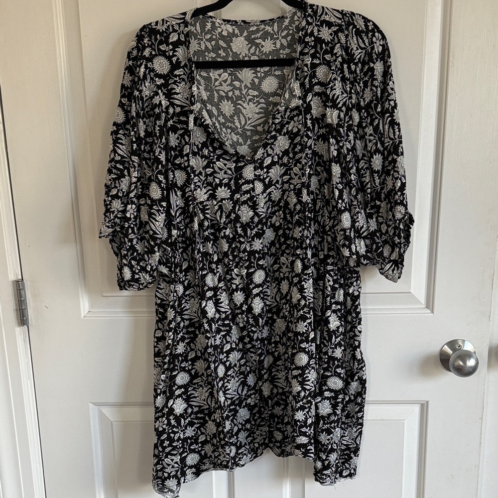 Floral V-Neck Peasant Dress - Black & White